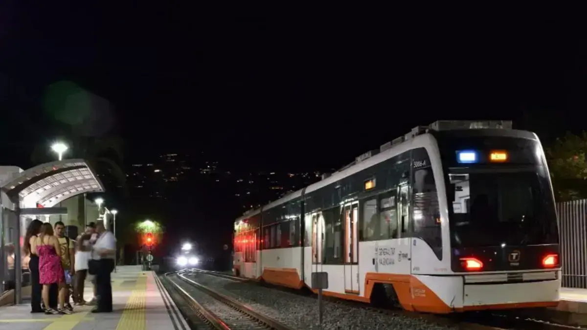 Tram nocturn Tramnochador de la TRAM d’Alacant en circulació.