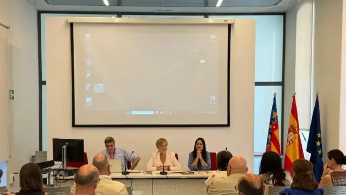 Entrada de comerços i horaris, amb el calendari d’obertura en diumenges i festius per al 2027 aprovat.