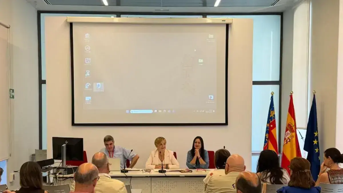 Entrada de comerços i horaris, amb el calendari d’obertura en diumenges i festius per al 2027 aprovat.