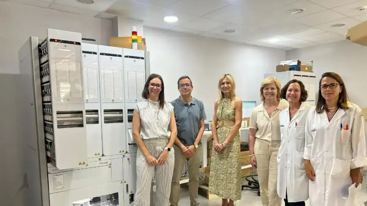 Dos sistemes robotitzats al Departament Arnau de Vilanova-Llíria per a la dispensació segura de medicaments.