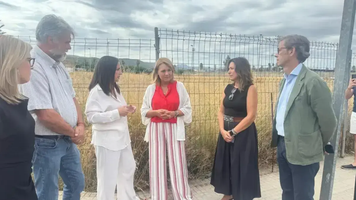 Susana Camarero i la vicepresidenta primera visiten uns terrenys cedits a Carcaixent per a vivendes protegides.