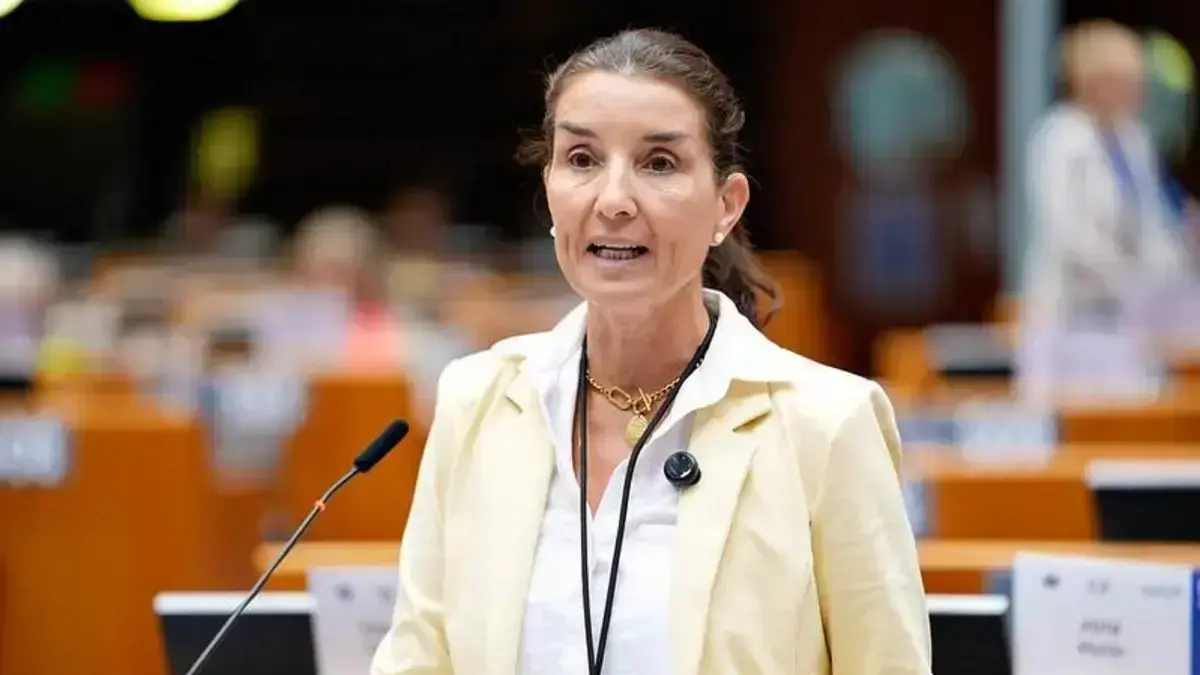 Representant institucional davant un missatge sobre el Pla Simplifica i la iniciativa ‘EU Inc.’ per crear empreses en 48 hores
