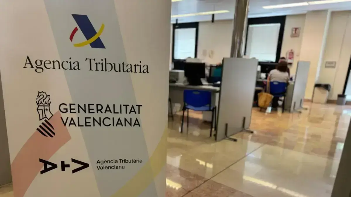 Contribuents presentant la declaració de la renda amb assistència de l’Agència Tributària Valenciana.