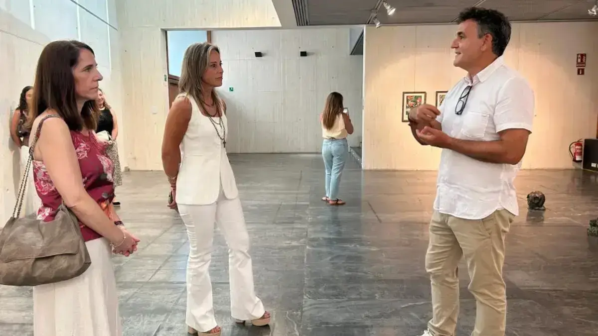 Entrada del Palau de Congressos de Peníscola amb cartell de la mostra dedicada a Joan Simó