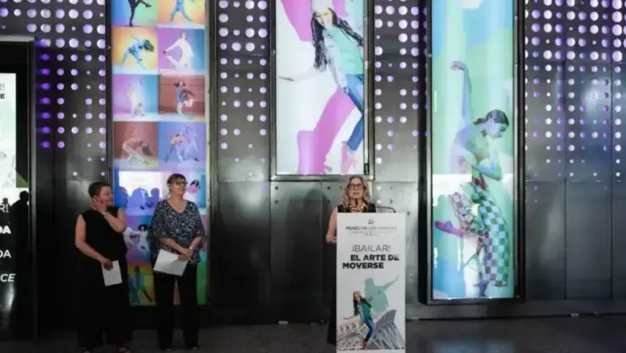 Persones davant d’una exposició interactiva al Museu de les Ciències sobre la relació amb el ball.