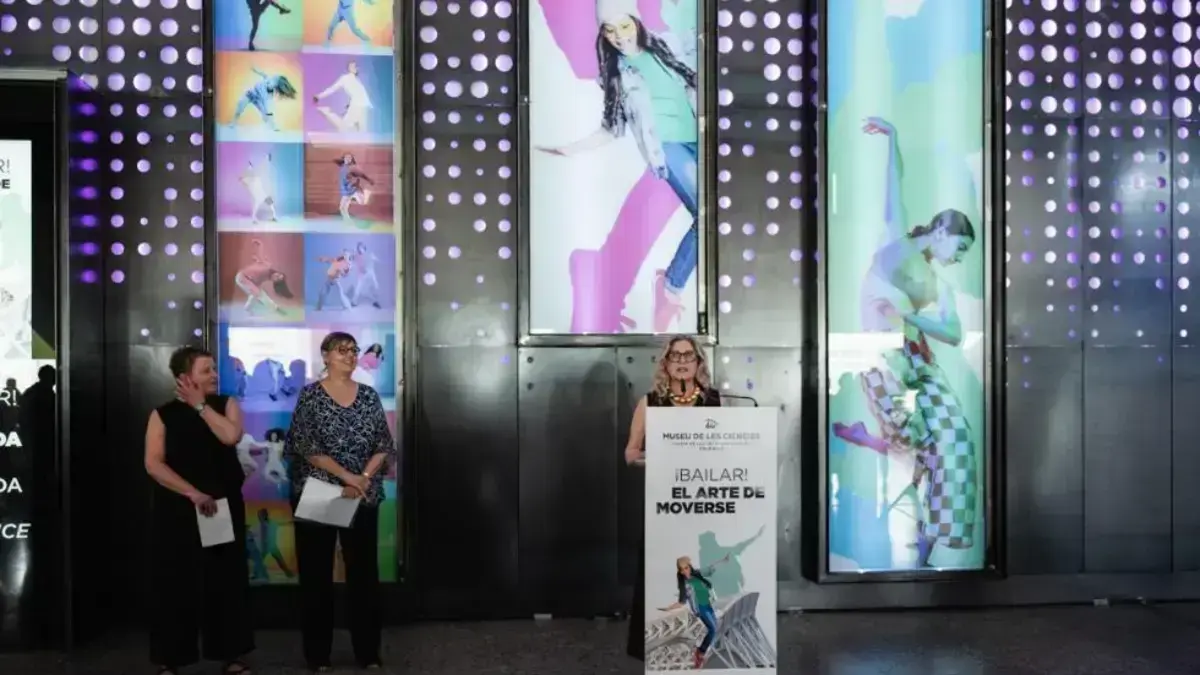 Persones davant d’una exposició interactiva al Museu de les Ciències sobre la relació amb el ball.