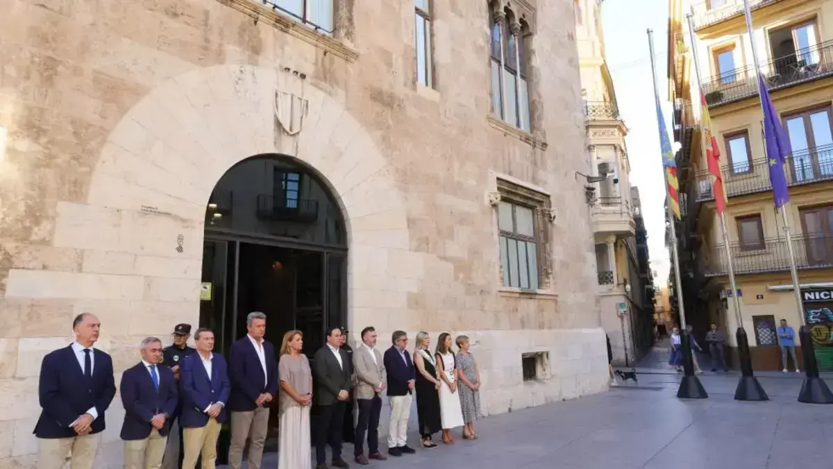 Pérez Llorca presideix el minut de silenci en memòria de les víctimes de l’accident de Metrovalència (2006).