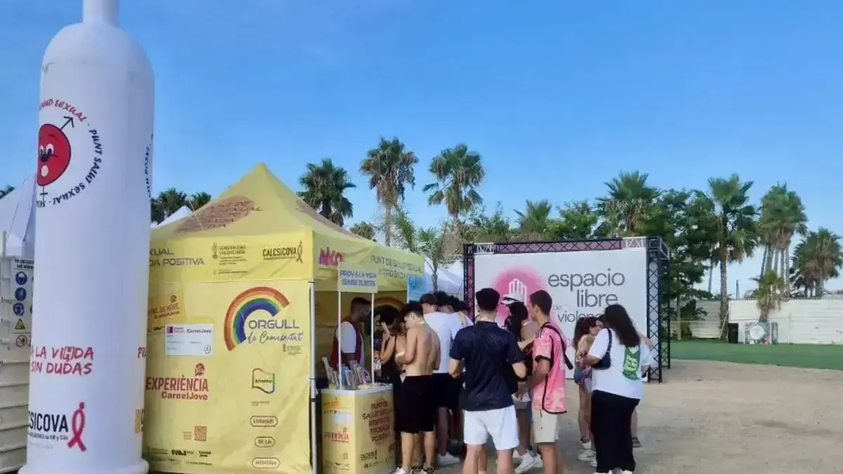 Punt de salut sexual en un festival de música per a la prevenció del VIH i de les ITS.