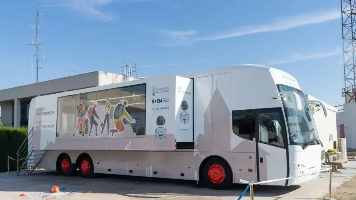Persones promovent la prevenció i l’autoprotecció davant situacions de risc en emergències