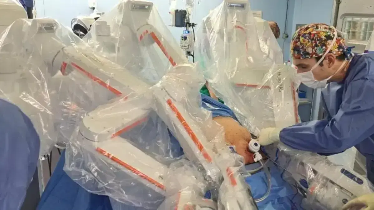 Personal i entorn hospitalari vinculats a cirurgia robòtica al Hospital de La Ribera.