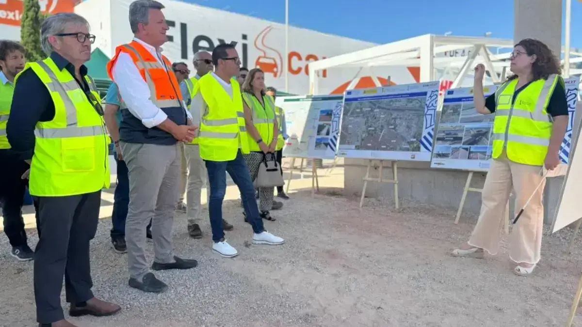 Obres d’una nova passarel·la ciclopeatonal sobre la V-31 per unir l’Horta Sud amb Pinedo.