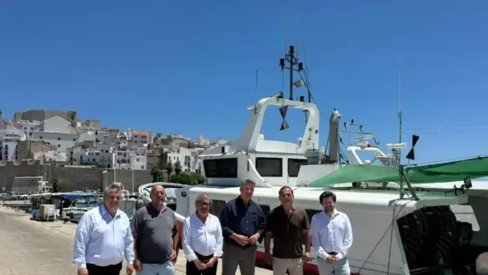 Panells solars en una instal·lació fotovoltaica al port de Peníscola per millorar l’eficiència energètica