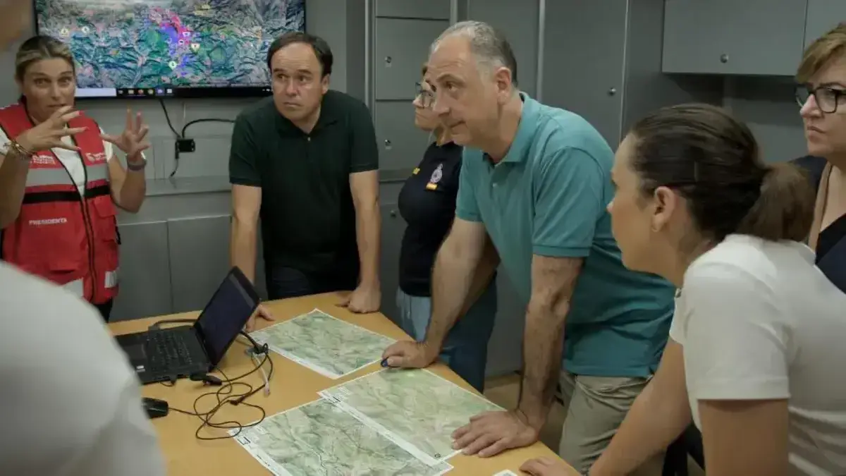 Pérez Llorca, fent declaracions sobre el treball intensiu dels mitjans terrestres i la meteorologia.
