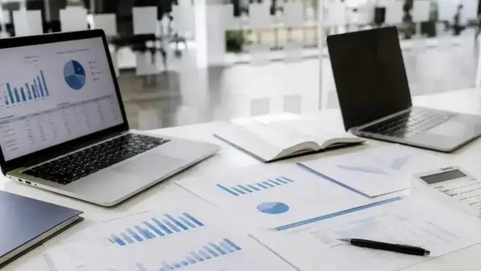 La Generalitat destina 300.000 € a grups d’investigació en economia pública Persones treballant en un entorn universitari relacionat amb investigació en economia pública