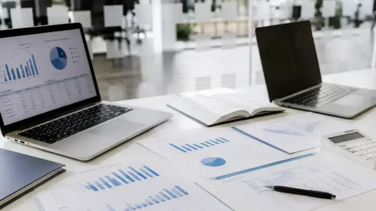 Persones treballant en un entorn universitari relacionat amb investigació en economia pública