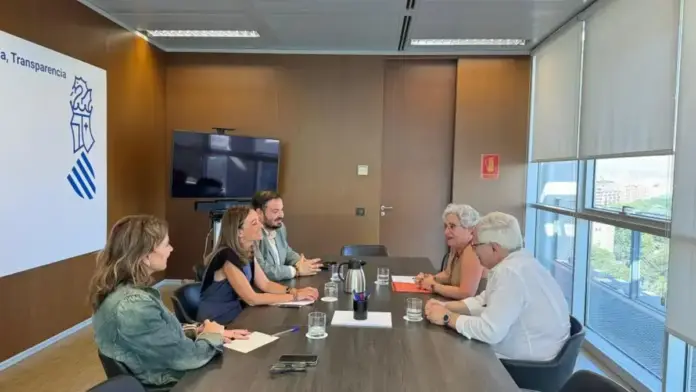 Núria Martínez en una reunió amb el CEVEX de Sevilla.