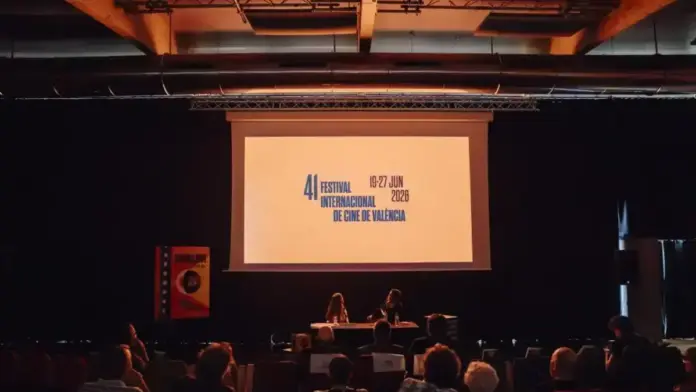 Persones assistint al festival Cinema Jove en un espai cultural