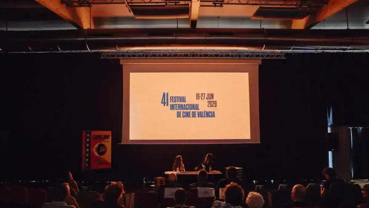 Persones assistint al festival Cinema Jove en un espai cultural