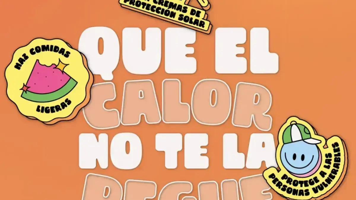 Persones davant d’un avís de calor, amb recomanacions per protegir la salut.