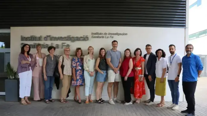 Persones reunides amb personal del IIS La Fe en la creació d’una comissió ciutadana per als pacients