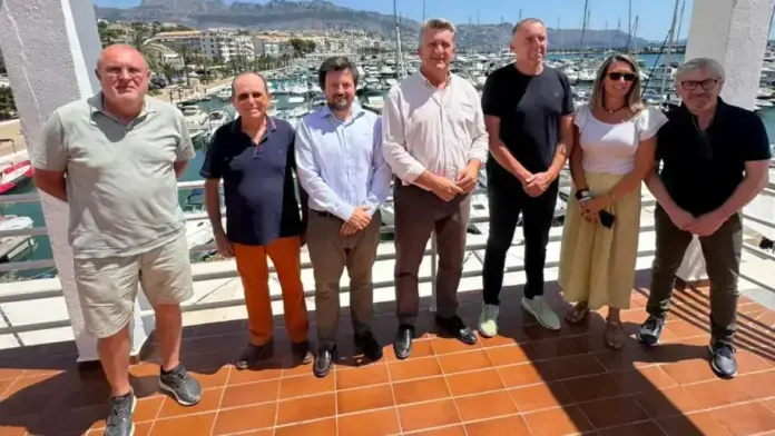 Port amb instal·lació de plaques solars per subministrar energia i reduir la factura dels usuaris.