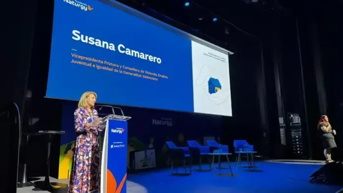 Camarero parlant sobre el programa 'Sumando Energías per València' per a la recuperació de municipis afectats per la dana.