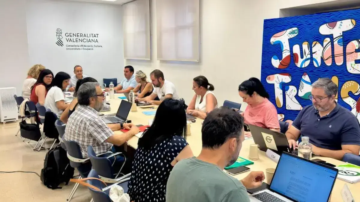 Professorat amb cartell d’educació en un centre, en relació amb la regulació dels dies de lliure disposició
