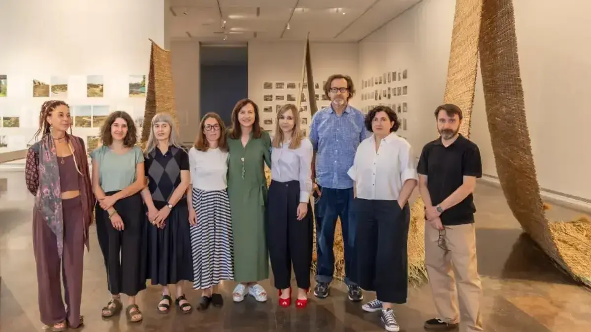 Visitants davant d’una exposició de l’IVAM sobre la història visual de l’Albufera des del segle XIX
