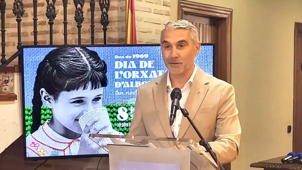 Turisme Comunitat Valenciana destaca la horchata de Alboraya Garrafa o got de horchata d’Alboraya amb un rerefons que remet a Turisme Comunitat Valenciana