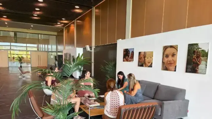 Façana de l’Auditori de Castelló amb el refugi climàtic cultural reobert i un cicle de tertúlies