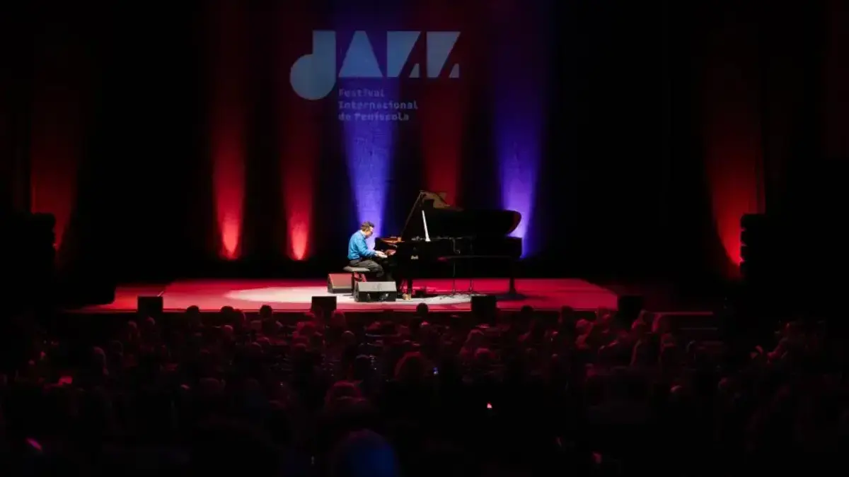 Escenari i públic en el Festival de Jazz de Peñíscola durant la 23.ª edició.