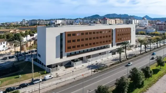 Núria Martínez en un acte sobre el nou Palau de Justícia d’Alzira