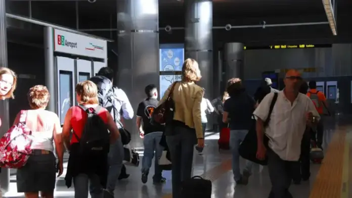 Vies del metro i plataforma prop de l’estació de l’Aeroport