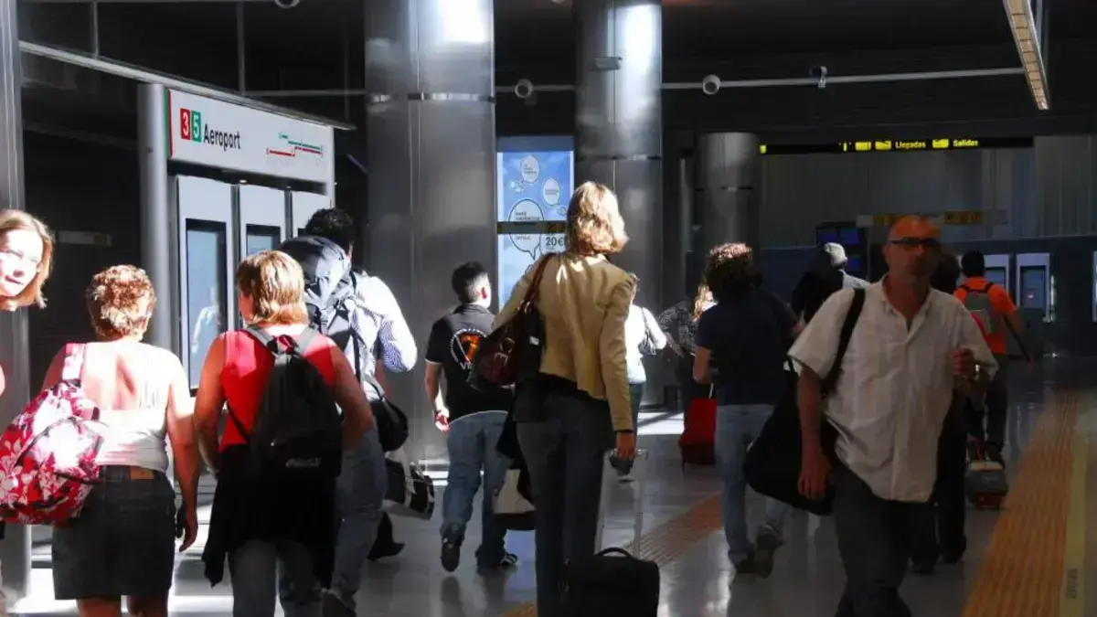 Vies del metro i plataforma prop de l’estació de l’Aeroport