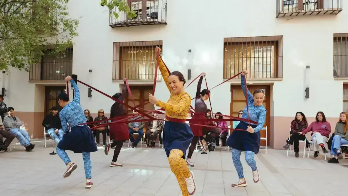 Actuació de dansa en un escenari relacionat amb la programació de Sagunt a Escena
