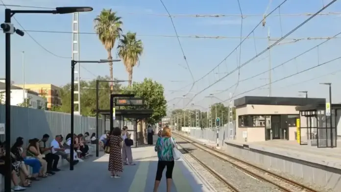 Persones passant per una estació de Metrovalencia a Paiporta