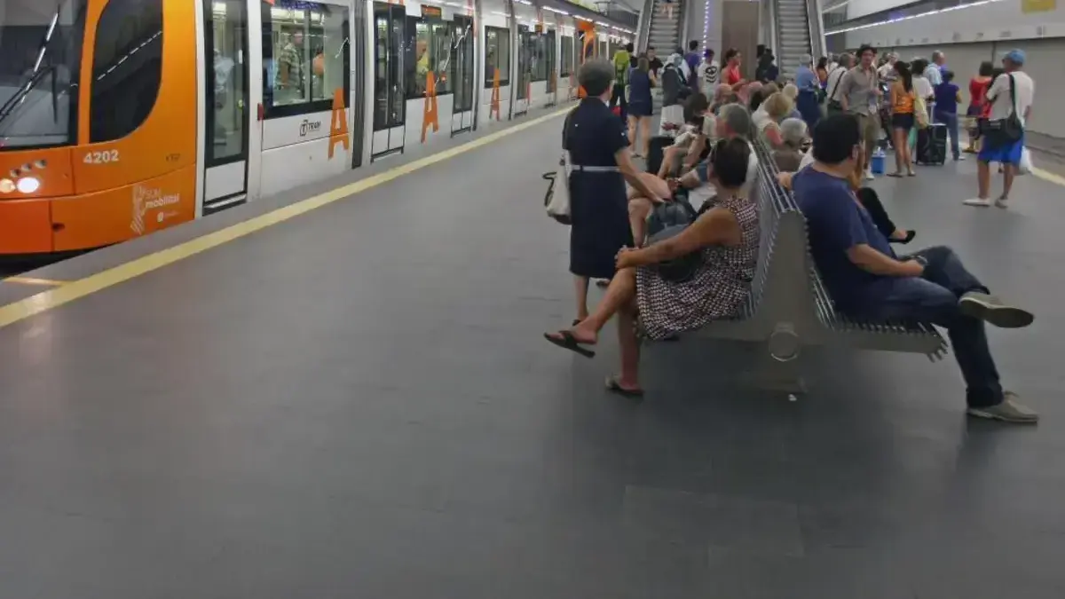 Persones passejant per l’estació o l’avinguda de Luceros, a Alacant