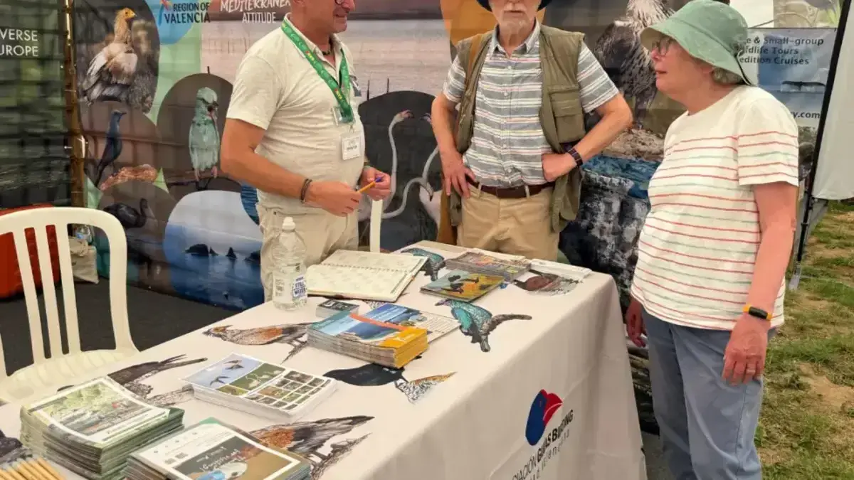 Stand o presentació de Turisme Comunitat Valenciana a la Global Birdfair, amb referències al turisme ornitològic.