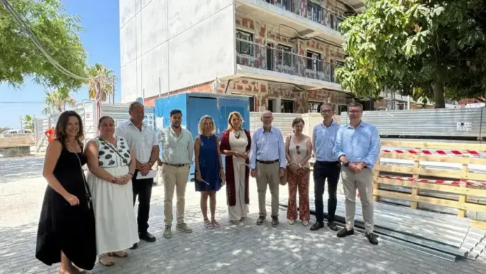 Susana Camarero observa les obres d’un edifici de VPP per a lloguer assequible a El Campello.