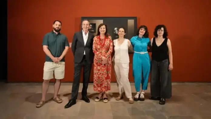 Visitants o material de l’exposició ‘Memorias del suelo’ al Centre del Carme, sobre Juana Francés.