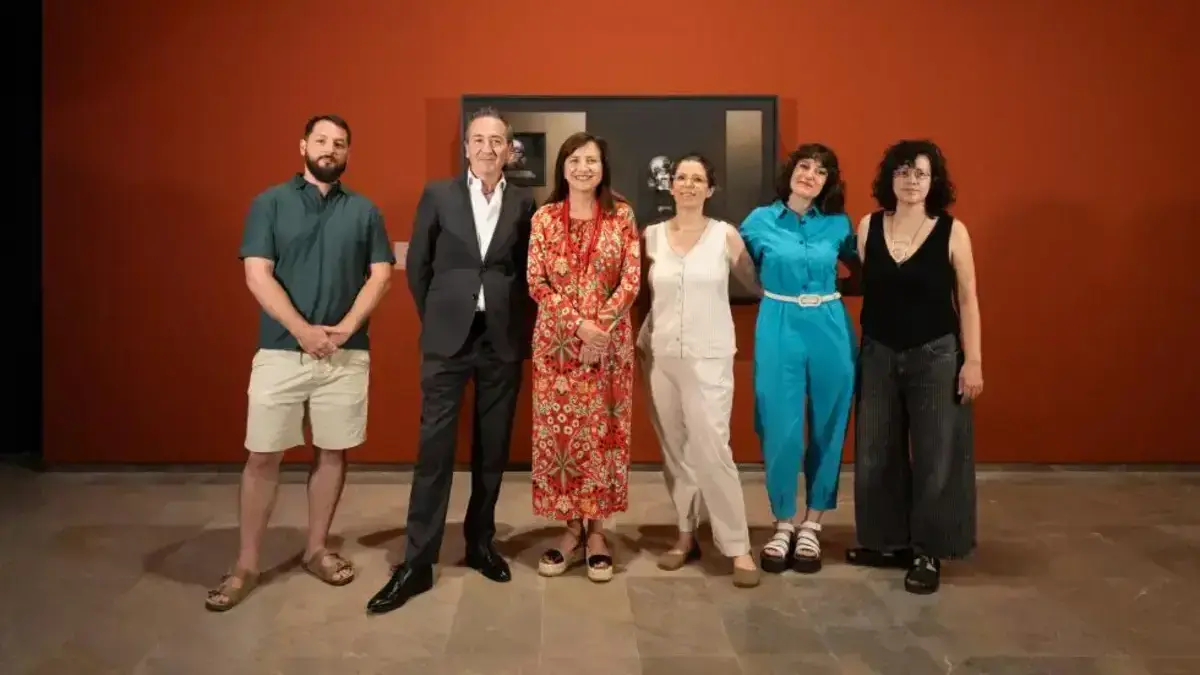 Visitants o material de l’exposició ‘Memorias del suelo’ al Centre del Carme, sobre Juana Francés.