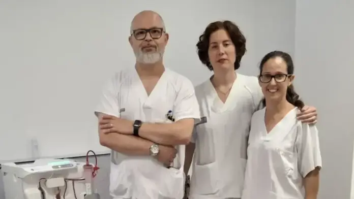 Hospital General d’Elx posa en marxa la hemodiàlisi a domicili Professional prepara la hemodiàlisi al centre sanitari, mentre s’impulsa el servei a domicili.