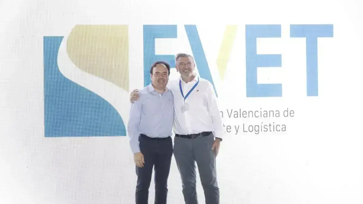 Pérez Llorca felicitant els professionals del transport per carretera en el dia del patró.