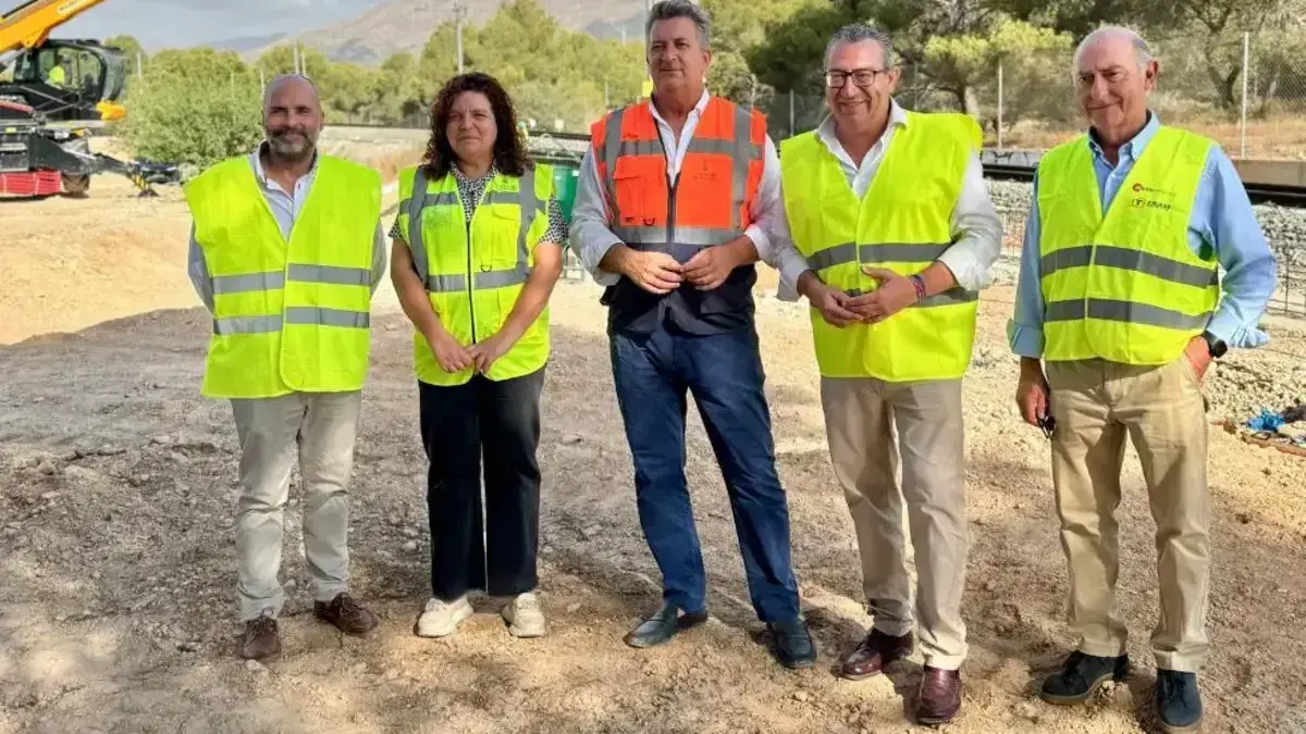 Autoritats durant la visita a les obres de tranviarització del TRAM d’Alacant a Benidorm.