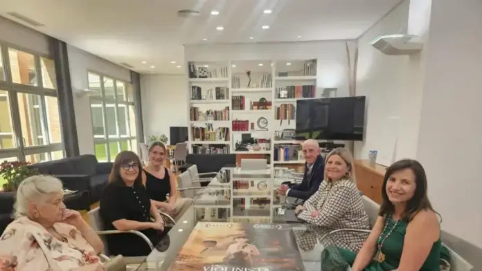 Carmen Ortí saluda Paloma Mora, productora de ‘La Violinista’, en una recepció oficial.