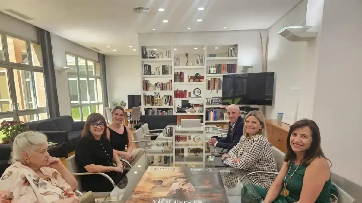 Carmen Ortí saluda Paloma Mora, productora de ‘La Violinista’, en una recepció oficial.