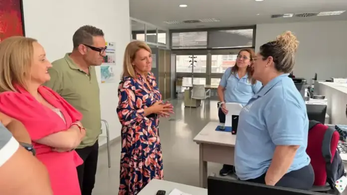 Cartell o entorn institucional relacionat amb un programa d’ocupació i formació a Sedaví, amb fons oficial.