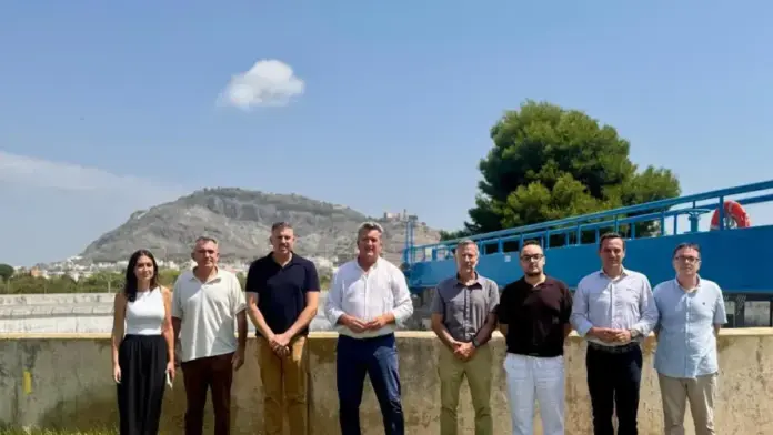 Vista del Marenyet de Cullera amb instal·lacions vinculades al sanejament i la depuració