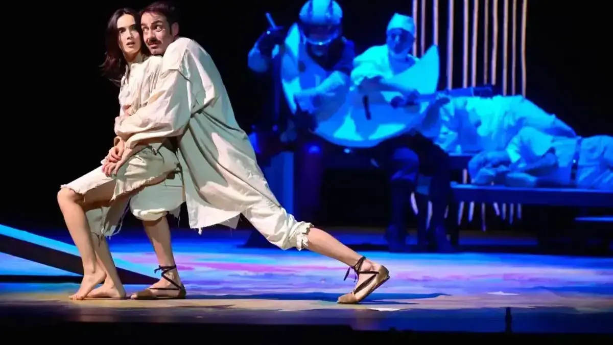 Escena teatral en un festival d’estiu de la Generalitat, amb produccions de l’Institut Valencià de Cultura.