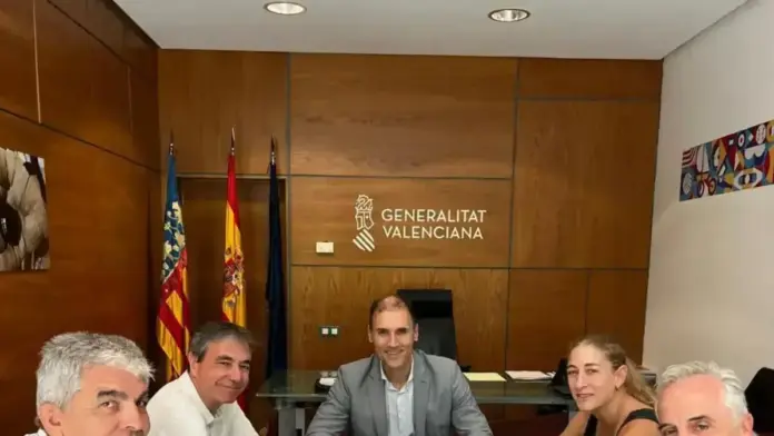 Representació de la Generalitat i la Universitat de València treballant en innovació i recerca en l’esport.